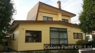 【塗装事例010】苫小牧市T邸「天然の木とホワイトに近いクリーム色のサイディングの調和。」