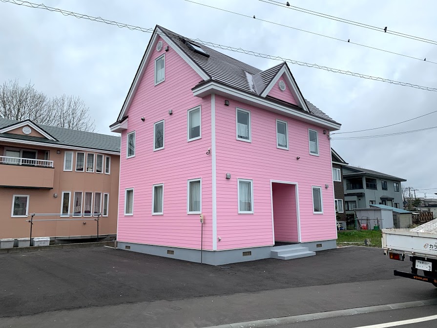 ピンクと白の絶妙なバランスで可愛い雰囲気を演出・苫小牧市T様邸