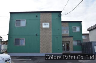 【塗装事例086】苫小牧市アパートI「個性光るヨーロッパ風モダンスタイル。グリーン✕レンガ調のサイディング。」