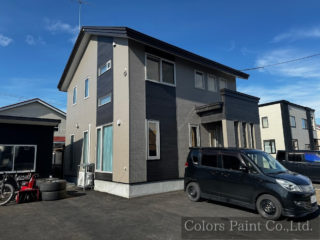 【塗装事例131】苫小牧市K邸「落ち着きと高級感を与えるグレージュ色とダークウッドのツートン塗装」